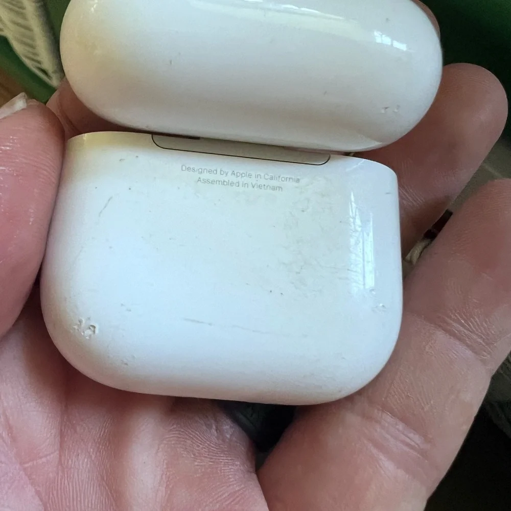 APPLE White Wireless Earbuds CHARGING Case Great Working Condition APPLE ❤️
